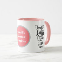 La plus grande fille du monde exprime la tasse