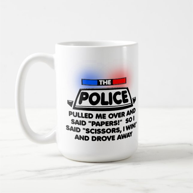 La police empaquette la tasse drôle de ciseaux (Gauche)