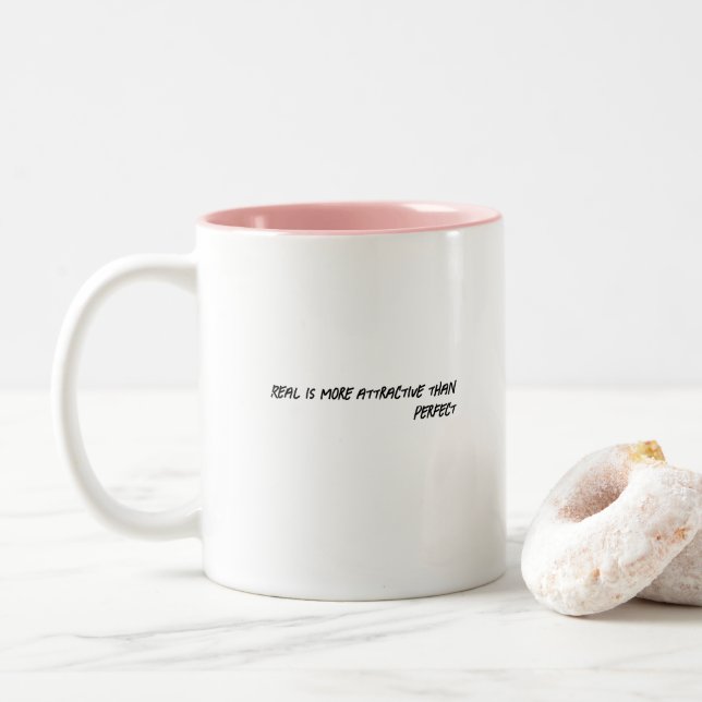 LA RÉALITÉ EST PLUS ATTRACTIVE -Drôle café Mug (Avec donut)