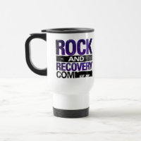 La roche du sommet et la tasse de voyage de