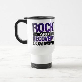 La roche du sommet et la tasse de voyage de