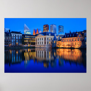 La skyline de La Haye à l'heure bleue affiche