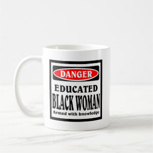 La tasse à café de Black Woman instruite.