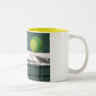 La tasse - balle de tennis sous a laissé