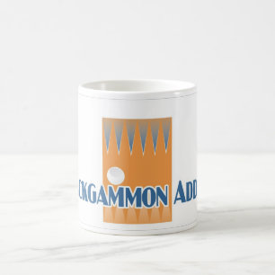 La tasse blanche de l'intoxiqué de backgammon