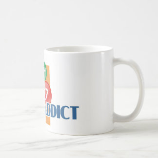 La tasse blanche de l'intoxiqué de loto