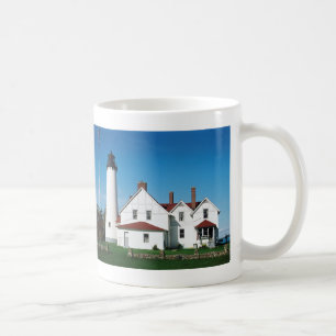 La tasse estivale du phare de Point Iroquois
