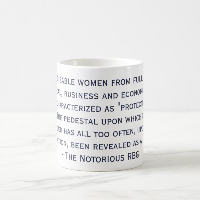 La tasse notoire de citation de RBG (Centre)