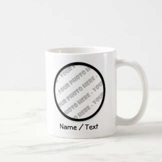 La tasse ronde blanche de photo et de textes -