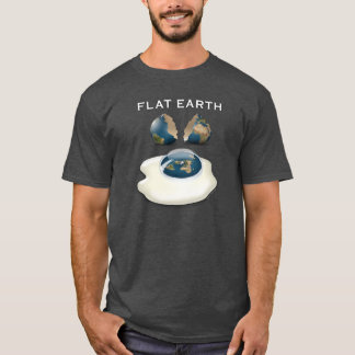 La terre plate "a fendu" le T-shirt foncé avec des