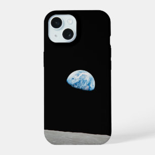 La Terre s'élevant au-dessus de l'horizon lunaire.