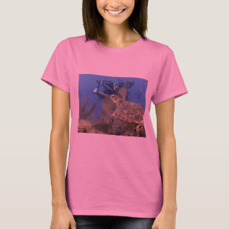 La tortue trouve le T-shirt de plongeur