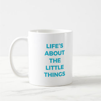 La vie au sujet de la petite tasse de choses