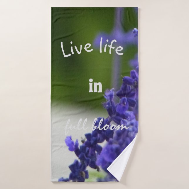 La vie des fleurs violettes en pleine floraison (Serviette de bain)