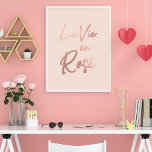 La Vie en Rose Französisch Zitat Rose Gold Pink Poster<br><div class="desc">Dieses elegante und schicke Typografie-Design ist perfekt für die trendige und stilvolle Frau. Es enthält ein Imitat, das auf Goldfolie gedruckt wurde, französisches Zitat, "La vie en Rose", was "Leben in Rosa" bedeutet. Es ist ein niedliches, mädchenhaftes und stilvolles Design. ***WICHTIGE HINWEIS FÜR DESIGN: Für individuelle Designanfragen, wie z.B. passende...</div>