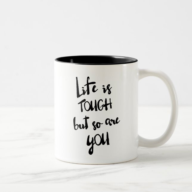 La vie est difficile, la calligraphie moderne Mug (Droit)