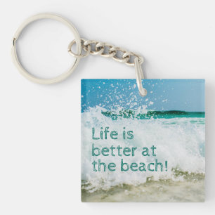 La vie est meilleure à la plage avec une vague qui