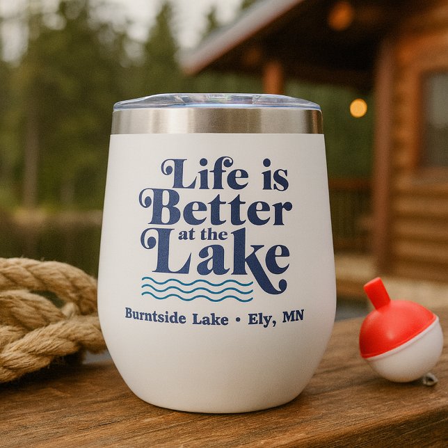 La vie est meilleure au lac Nom du lac personnalis (Life is Better at the Lake Custom Lake Name Thermal Wine Tumbler)