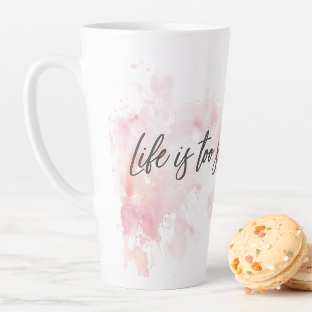 La Vie Est Trop Courte Pour Attendre Dernière Mug  (En situation)