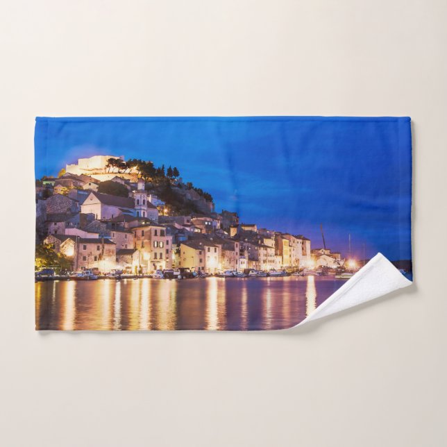 La ville croate de Sibenik la nuit (Serviette à main)