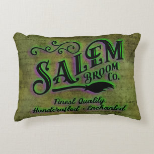 Label der Halloween Salem Broom Company Dekokissen