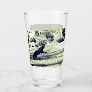 Laboratoire attrapant un verre de bière de frisbee