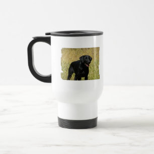 Laboratoire noir dans la tasse de voyage de champ