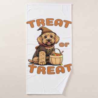 Labradoodle Halloween Dog Costume �Treat or Treat� Badehandtuch