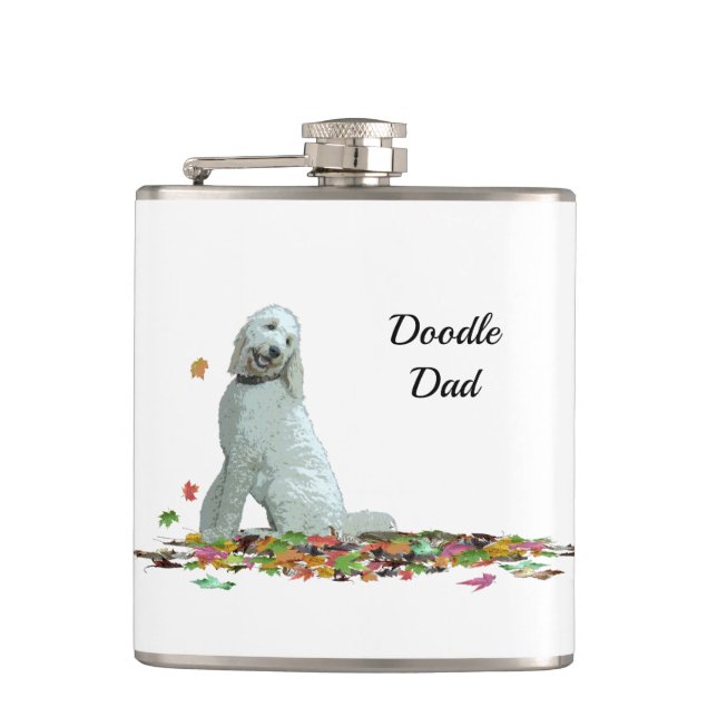 Labradoodle Hund in Blätter Flasche trinken Flachmann (Vorderseite)