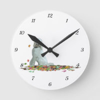 Labradoodle Hund in Blätter Wall Clock