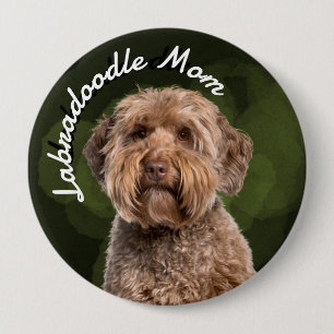 Labradoodle-Mama mit grünem Hintergrund Button