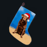 Labrador Dog on Beach Christmas Hat Kleiner Weihnachtsstrumpf<br><div class="desc">Eine perfekte Weihnachtsgeschenkidee für jemanden,  der einen Labrador Liebe hat,  ein Geschenk für einen Freund,  eine Familie oder jeden,  der diesen Hund züchtet.</div>