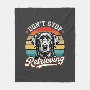 Labrador hört nicht auf, Retro-Hund zu holen Fleecedecke
