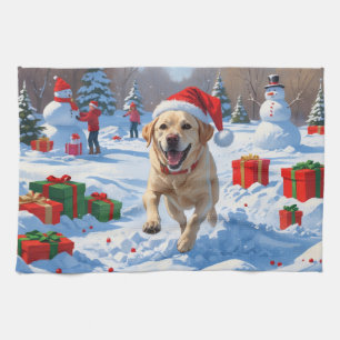Labrador Hund läuft im Schnee mit Weihnachtshut Geschirrtuch