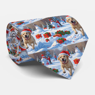 Labrador Hund läuft im Schnee mit Weihnachtshut Krawatte