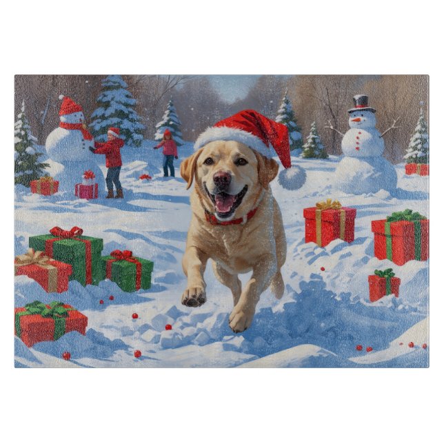 Labrador Hund läuft im Schnee mit Weihnachtshut Schneidebrett (Vorderseite)