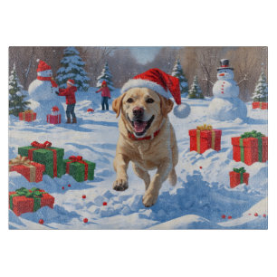 Labrador-Hund läuft im Schnee mit Weihnachtsmütze Schneidebrett