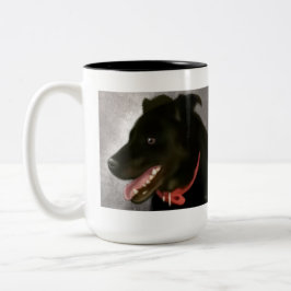 Labrador noir deux a modifié la tonalité la tasse