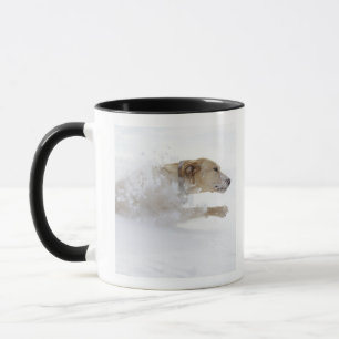 Labrador retriever, das durch tiefen Schnee läuft Tasse
