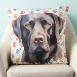Labrador Retriever Dog Trendy farbenfrohe Paw Prin Kissen<br><div class="desc">Das Labrador Retriever Kissen ist die perfekte Ergänzung zur Wohngestaltung eines jeden Hundeliebhabers. Dieses Kissen ist in schwarz, gelb oder schokoladenbraunen Labradoren erhältlich und bietet farbenfrohe Pfotendrucke im Retro-Stil. Dieses Kissen ist für Arbeitsuchende, Züchter, Hundemütter und Väter gleichermaßen konzipiert und ist eine stilvolle Art, Ihre Liebe für diese geliebte Rasse...</div>