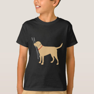 Labrador Retriever holt Skistöcke Gelber Lab Ski T-Shirt