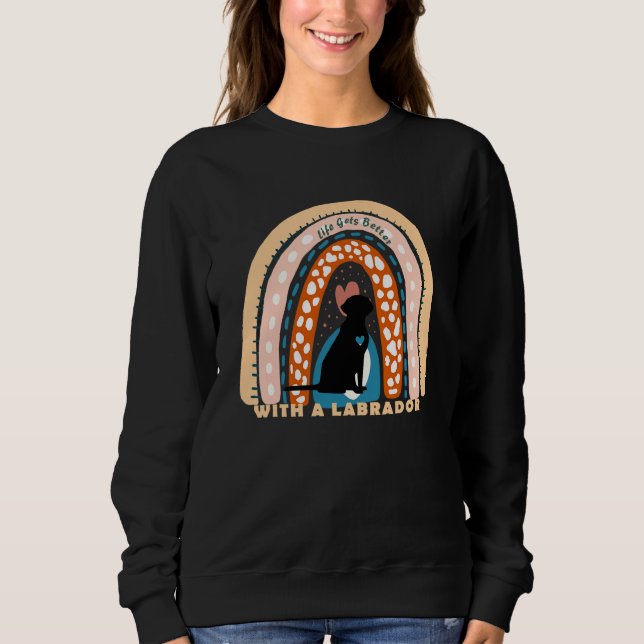 Labrador Retriever Hund mit gemustertem Regenbogen Sweatshirt (Vorderseite)