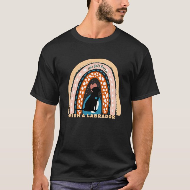Labrador Retriever Hund mit gemustertem Regenbogen T-Shirt (Vorderseite)