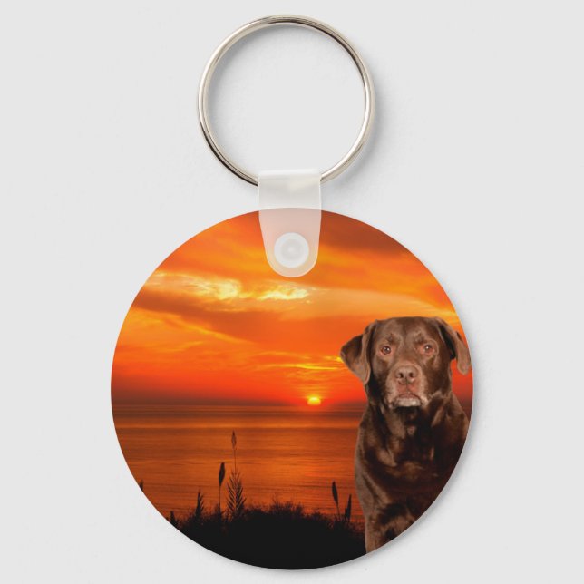 Labrador Retriever Hund sitzend neben Sonnenunterg Schlüsselanhänger (Vorderseite)