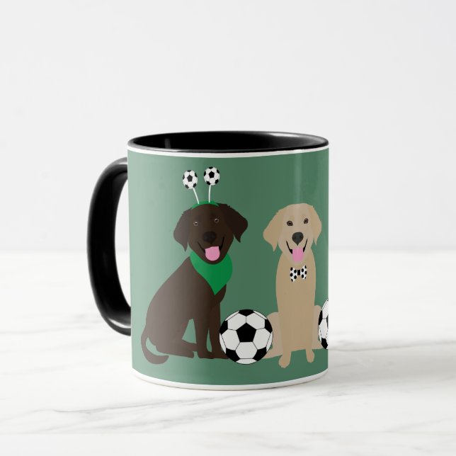 Labrador Retriever Hunde spielen Fußball Tasse (Vorderseite Links)