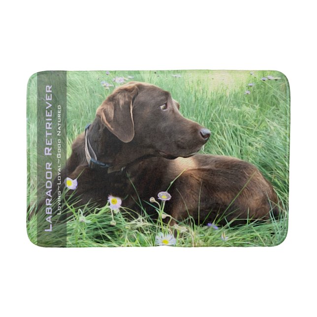 Labrador Retriever in Gras und violetten Blumen Badematte (Vorderseite)