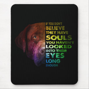 Labrador Retriever schaute in ihren Hund am Auge. Mousepad
