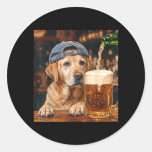 Labrador Retriever trinkt Bier Lustiges Hunde-Meme Runder Aufkleber