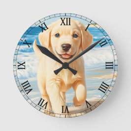 Labrador Retriever-Welpe am Strand Runde Wanduhr