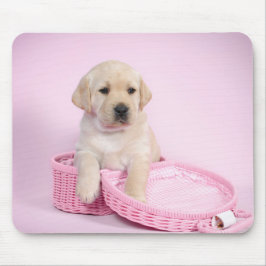 Labrador Retriever Welpe auf rosa Hintergrund Mousepad